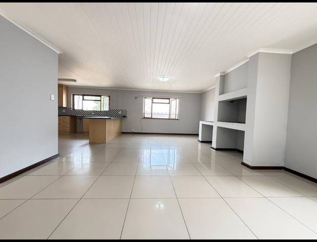 4 BEDROOM HOUSE FOR SALE IN BERGZICHT